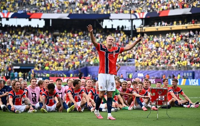 11. Màn chèo thuyền Viking của Na Uy: Erling Haaland cùng các đồng đội tạo ra một trong những màn ăn mừng đặc trưng nhất giải đấu khi xếp hàng mô phỏng những chiến binh Viking chèo thuyền, kết hợp tiếng trống và sự hưởng ứng từ khán đài. Sau khi Anh đánh bại Na Uy, cổ động viên Tam sư đáp trả bằng bài hát với nội dung sẽ không còn màn "chèo thuyền" nào ở New York.