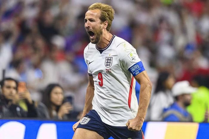 8. Harry Kane bị "nguyền rủa": Trước trận Anh gặp Ghana, Nana Kwaku Bonsam - một nhân vật tự nhận có năng lực tâm linh - tuyên bố đã "nguyền" Harry Kane với mục tiêu khiến tiền đạo này không thể phát huy khả năng. Anh sau đó bị Ghana cầm hòa 0-0 trong trận đấu Kane chơi không hiệu quả. Sau trận, Bonsam tuyên bố đã hóa giải lời nguyền và gửi thông điệp muốn gặp đội trưởng tuyển Anh.