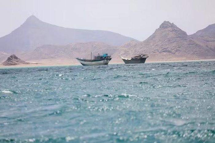 Những chiếc thuyền neo đậu gần bờ biển Bab el-Mandeb, Yemen, ngày 2/4/2026. Ảnh: Reuters.