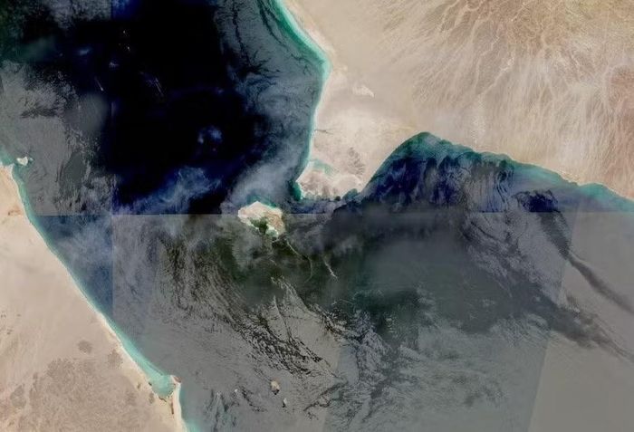 Hình ảnh vệ tinh cho thấy eo biển Bab el Mandeb, một tuyến đường thủy quan trọng và là cửa ngõ vào Biển Đỏ, khi Iran đe dọa sử dụng đồng minh Houthi ở Yemen để đóng cửa cửa ngõ Bab el-Mandeb vào Biển Đỏ, trong bức ảnh được cung cấp ngày 12/7/2026. Ảnh: Nasa Worldview.