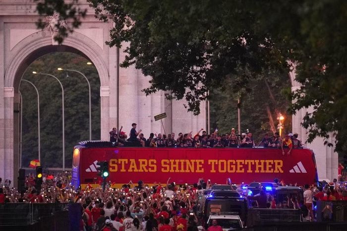 Nhà vô địch World Cup 2026 bước lên chiếc xe buýt 2 tầng, diễu hành chiếc cúp vàng qua các con đường ở thủ đô Madrid.