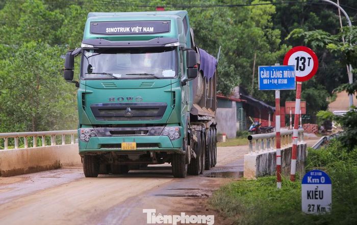 Cầu tải trọng 13 tấn mỗi ngày "gánh" dàn xe chở đất nặng gấp nhiều lần.