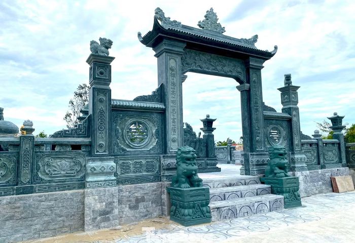 Một trong 3 khu lăng mộ "khủng" được phát hiện xây trên đất trồng cây lâu năm của xã Đông Lộc quản lý.