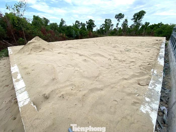 Khuôn viên khu lăng mộ được đổ bê tông kiên cố rộng 336m2 nhưng chưa có ngôi mộ nào.