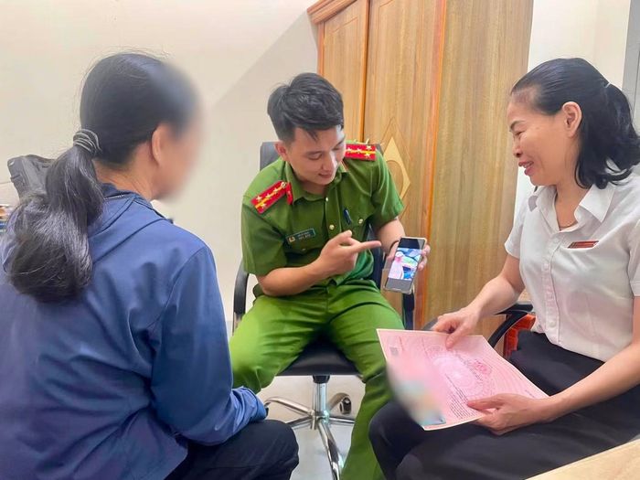 Công an, cán bộ ngân hàng đến giải thích, tuyên truyền cho bà T. hiểu rõ các phương thức lừa đảo qua mạng xã hội.