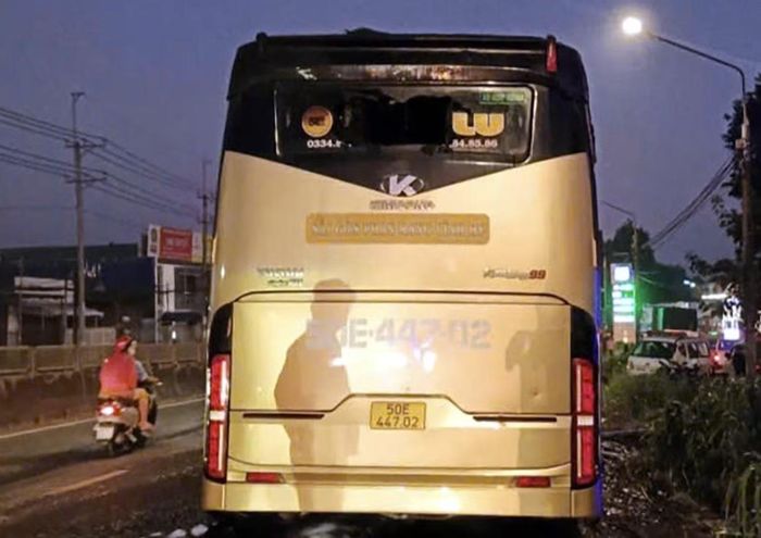 Xe khách 50E-447.02 tại hiện trường.
