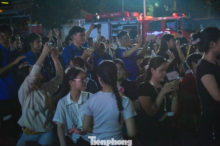 Đông đảo đoàn viên, thanh niên và sinh viên hào hứng tham gia chương trình "Ngược dòng khói lửa".