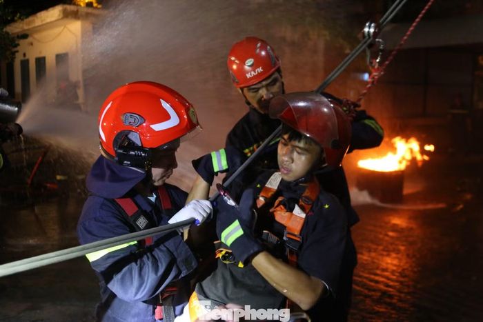 Lực lượng Cảnh sát PCCC&amp;CNCH trực tiếp hướng dẫn kỹ năng xử lý sự cố, thoát nạn và cứu hộ trong các tình huống khẩn cấp.