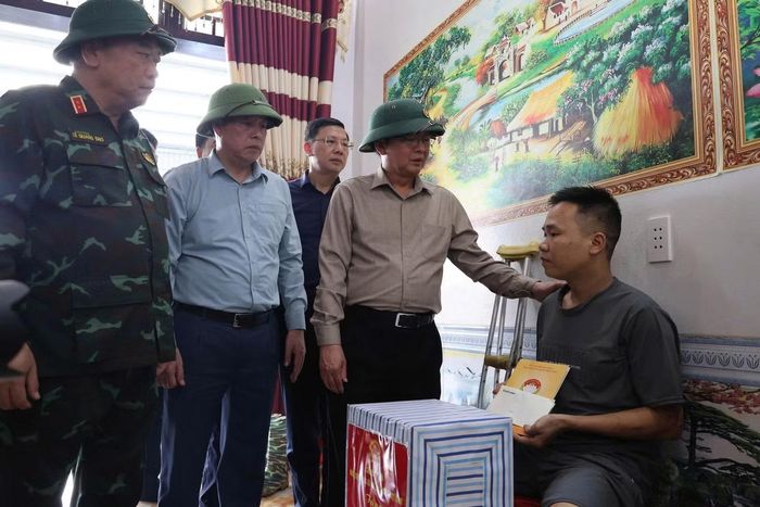 Phó Thủ tướng Hồ Quốc Dũng thăm, động viên gia đình bị thiệt hại nặng về người và tài sản.