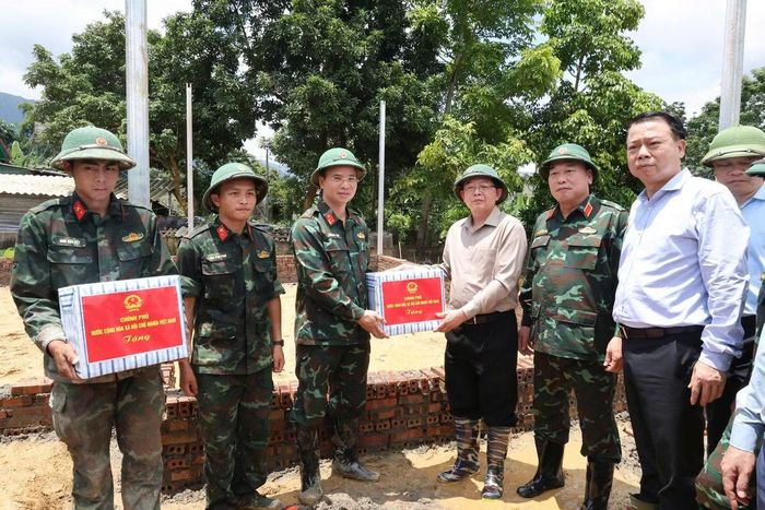 Phó Thủ tướng cũng đã dành thời gian thăm, động viên các lực lượng tham gia khắc phục hậu quả mưa lũ ở Mường Than.