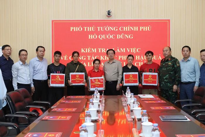  Nhiều phần quà đã được đoàn công tác của Phó Thủ tướng trao đến các gia đình bị thiệt hại bởi thiên tai. 