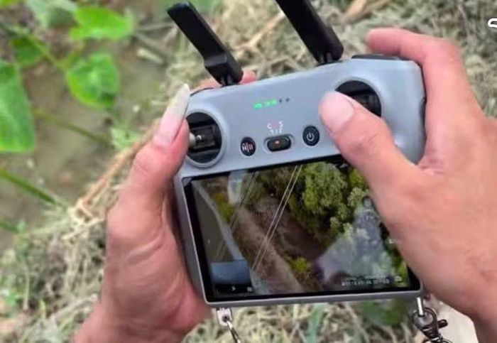 Sử dụng flycam để tìm kiếm nạn nhân.