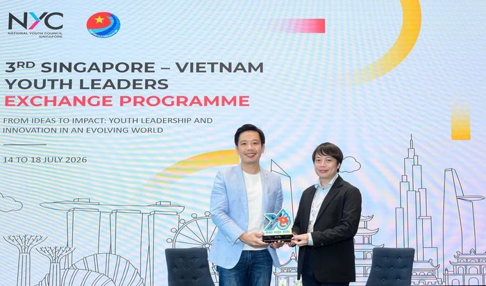 Anh Nguyễn Hữu Tú trao tặng quà lưu niệm cho đại diện Hội đồng Thanh niên Quốc gia Singapore. Ảnh: BTC