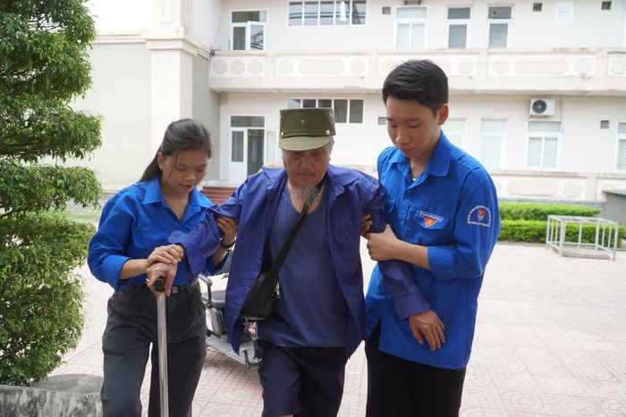 Đoàn viên thanh niên tham gia hỗ trợ người có công khám chữa bệnh miễn phí.