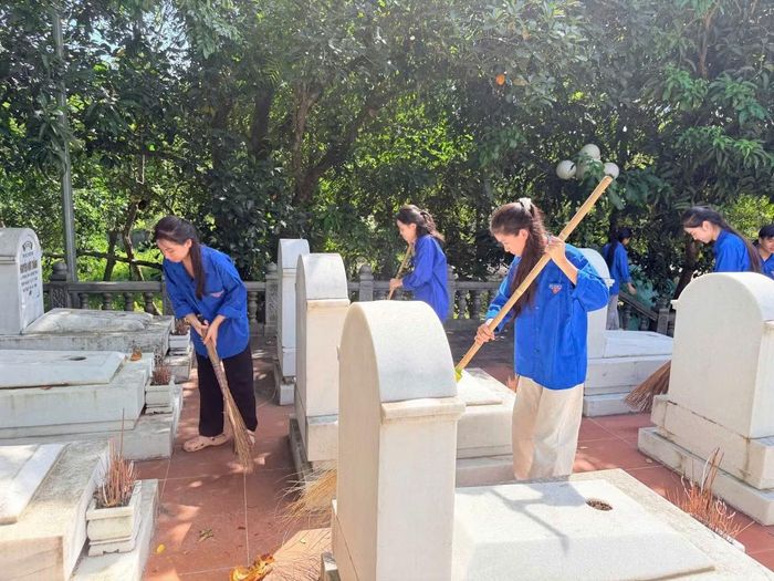 Đoàn viên thanh niên tham gia dọn dẹp tại các khu di tích lịch sử.