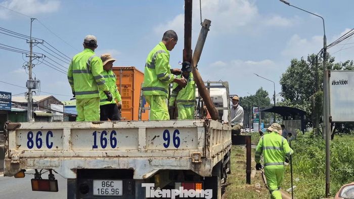 Lực lượng chức năng khẩn trương khắc phục hiện trường vụ việc. Ảnh: Văn Quân