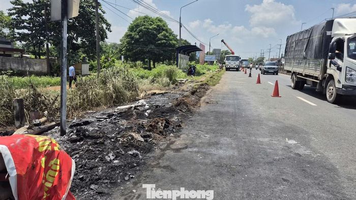 Hiện trường vụ cháy xe khách làm 7 người tử vong trên quốc lộ 1. Ảnh: Văn Quân