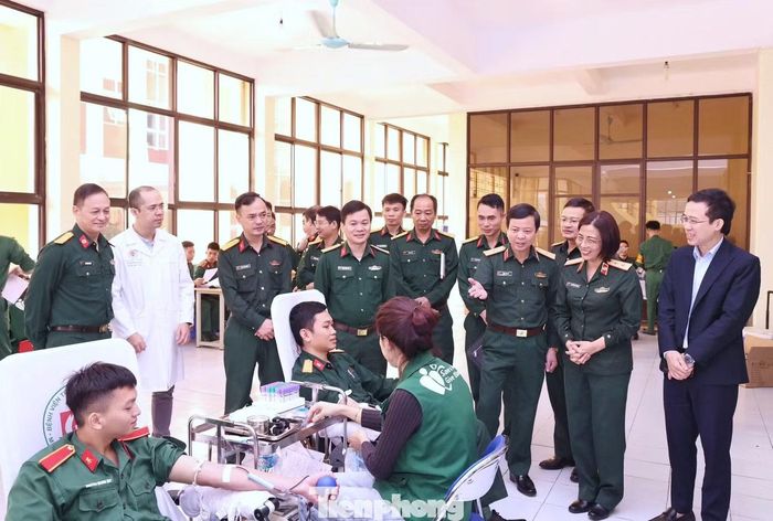 Trung tướng, PGS.TS Nguyễn Hoàng Ngọc cùng các đại biểu tham dự Ngày hội Chủ Nhật Đỏ do Báo Tiền Phong phối hợp tổ chức tại Học viện Kỹ thuật Quân sự.
