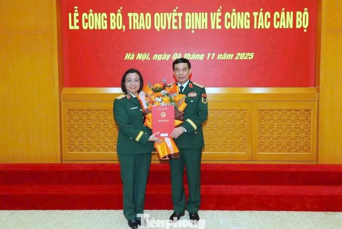 PGS.TS Nguyễn Hoàng Ngọc được trao quyết định thăng quân hàm từ Thiếu tướng lên Trung tướng vào tháng 11/2025.