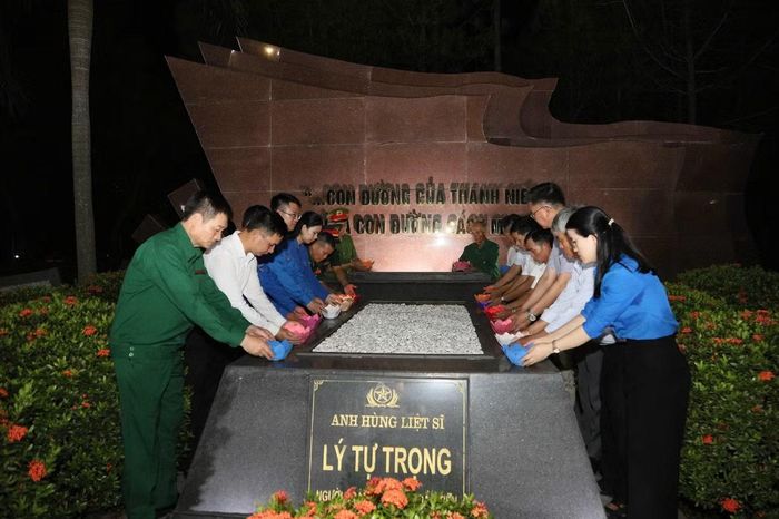 Trước anh linh của Anh hùng liệt sĩ Lý Tự Trọng, các đại biểu, tuổi trẻ Hà Tĩnh nguyện noi theo tinh thần, khí phách của người đoàn viên thanh niên cộng sản đầu tiên.
