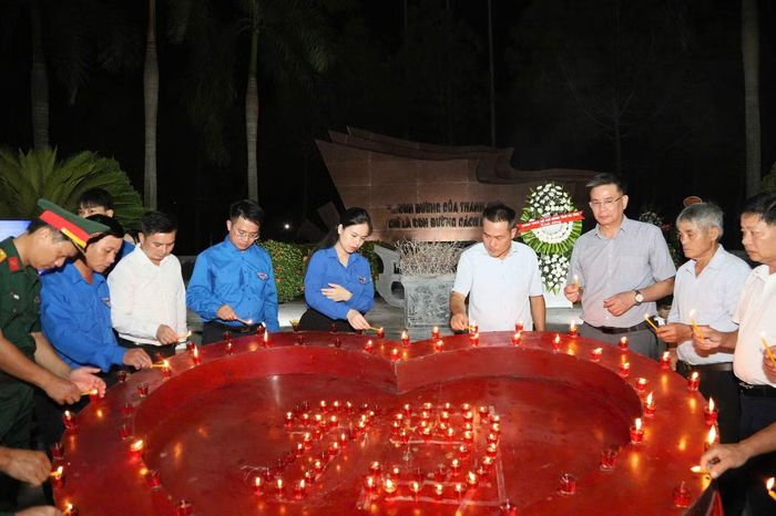 Các đại biểu, đoàn viên, thanh niên thành kính dâng hoa, dâng hương, thắp những ngọn nến tri ân tại Nhà tưởng niệm và phần mộ Anh hùng liệt sĩ Lý Tự Trọng.
