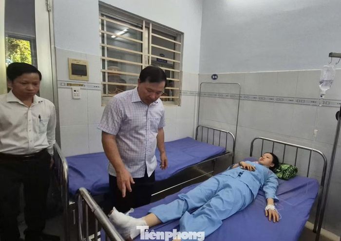 Ông Nguyễn Văn Út, Chủ tịch UBND TP Đồng Nai đến thăm nạn nhân bị thương sau vụ tai nạn. Ảnh: Văn Quân