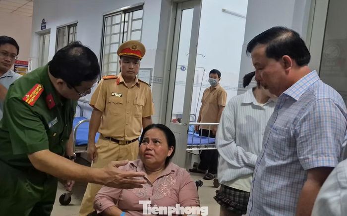 Ông Nguyễn Văn Út, Chủ tịch UBND TP Đồng Nai (bên phải) đến Trung tâm y tế Trảng Bom thăm nạn nhân bị thương sau vụ tai nạn. Ảnh: Văn Quân.