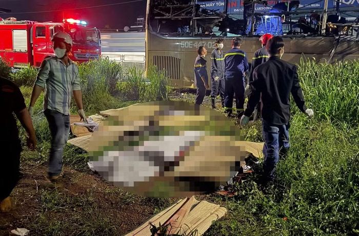 Lực lượng chức năng đưa thi thể nạn nhân ra ngoài. Nguồn: Vietnamnet