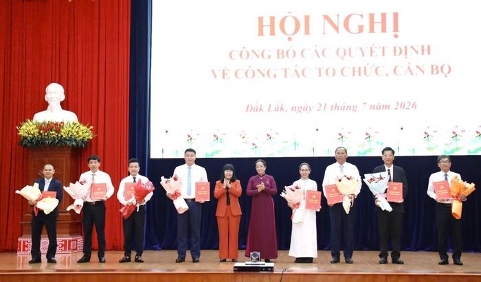 Lãnh đạo tỉnh Đắk Lắk trao các quyết định về công tác nhân sự.