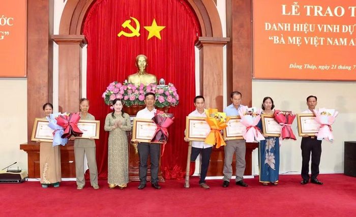Bà Châu Thị Mỹ Phương, Phó Bí thư Tỉnh ủy, Trưởng đoàn Đại biểu Quốc hội khóa XVI đơn vị tỉnh Đồng Tháp trao Bằng công nhận và hoa cho thân nhân các Bà mẹ Việt Nam Anh hùng.