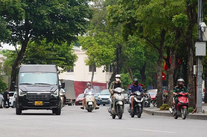 Các tuyến quanh hồ Hoàn Kiếm áp dụng quy định hạn chế ô tô trên 16 chỗ sử dụng nhiên liệu hóa thạch vào giờ cao điểm.