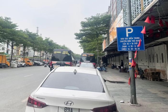 Khu vực Trần Nhật Duật được lựa chọn làm điểm trung chuyển, tạo điều kiện để người dân chuyển sang sử dụng xe buýt và các phương tiện công cộng.