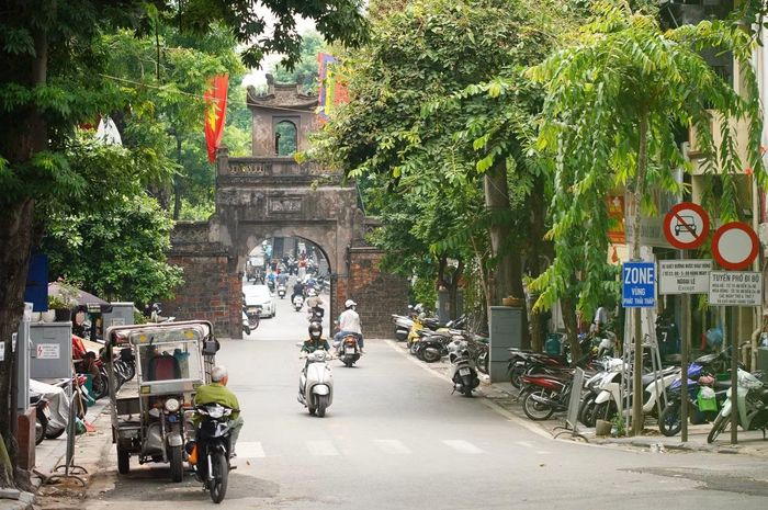 Biển “Vùng phát thải thấp” xuất hiện cạnh khu vực Ô Quan Chưởng, một trong những điểm cửa ngõ vào khu phố cổ Hà Nội.