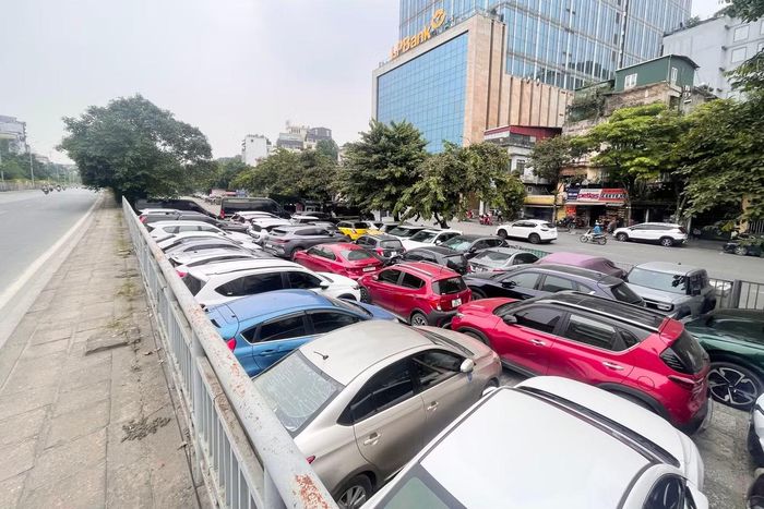 Bãi đỗ xe ô tô với quy mô lớn trên đường vành đai 1, gần khu vực hồ Hoàn Kiếm phục vụ người dân và du khách.