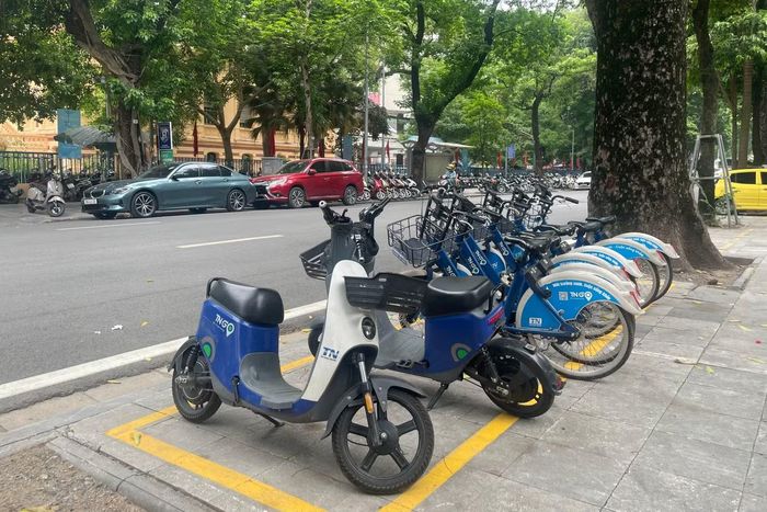 Hà Nội bố trí 44 trạm xe đạp công cộng tại khu vực trung tâm với 456 xe để hỗ trợ người dân di chuyển quãng ngắn. Xe đạp công cộng trở thành phương tiện kết nối giữa các bãi đỗ xe, điểm trung chuyển và các tuyến xe buýt trong khu vực trung tâm.
