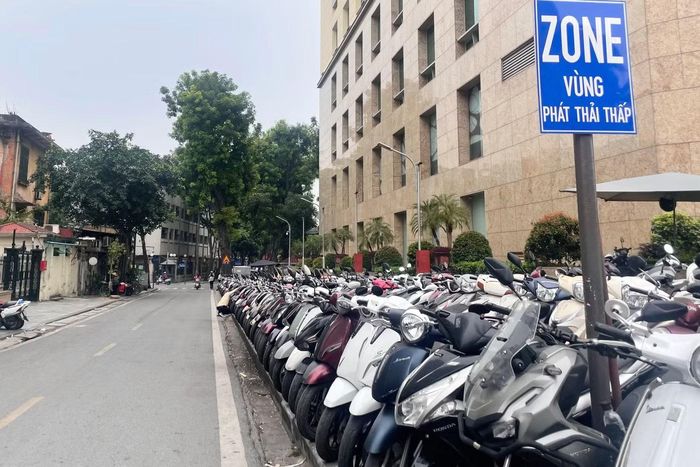 Những biển báo khu vực vùng phát thải thấp được đặt tại đầu nhiều tuyến phố quanh khu vực hồ Hoàn Kiếm và phố cổ.
