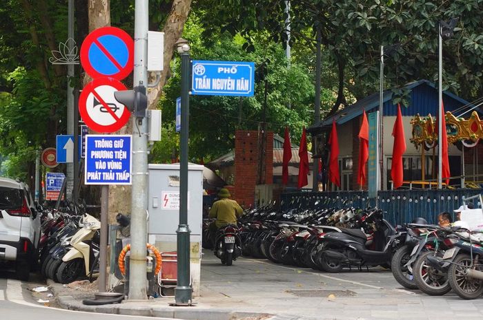 Điểm trông giữ phương tiện vào vùng phát thải thấp tại ngã tư Trần Nguyên Hãn - Lý Thái Tổ.