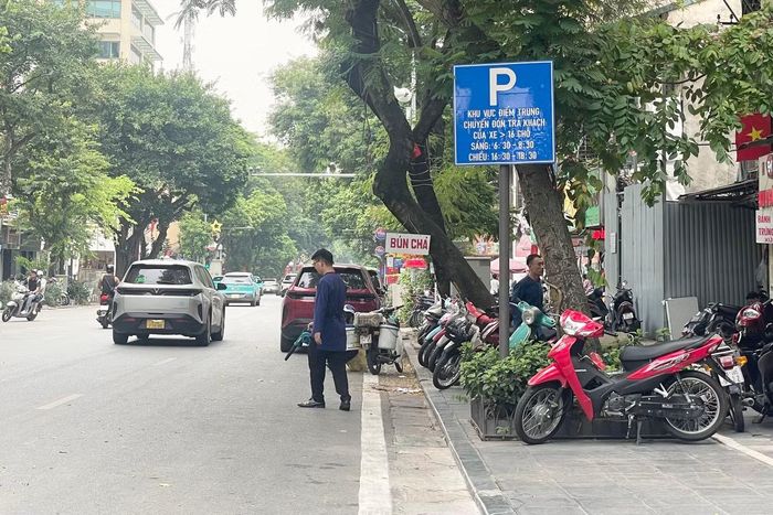Điểm trung chuyển để đón, trả hành khách khi thực hiện phương án tổ chức giao thông mới trên đường Bà Triệu.