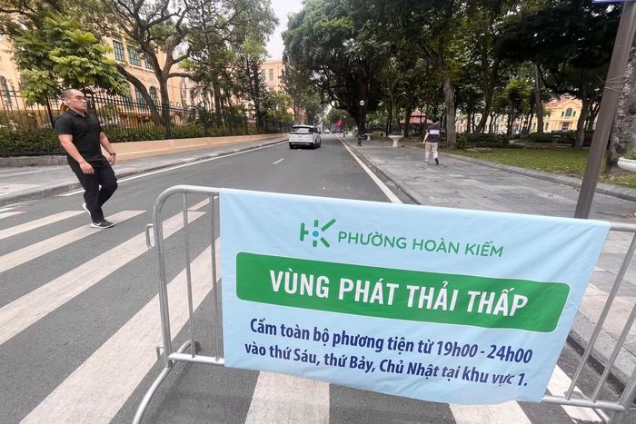 Hà Nội chính thức triển khai thí điểm Vùng phát thải thấp tại khu vực hồ Hoàn Kiếm và phố cổ từ 1/7 đến hết năm 2026. Khu vực bên trong tuyến phố đi bộ hồ Hoàn Kiếm sẽ cấm toàn bộ phương tiện giao thông đường bộ (trừ xe ưu tiên), gồm xe mô tô, xe gắn máy, ô tô, từ 19-24h các ngày thứ Sáu, thứ Bảy và Chủ nhật hằng tuần.
