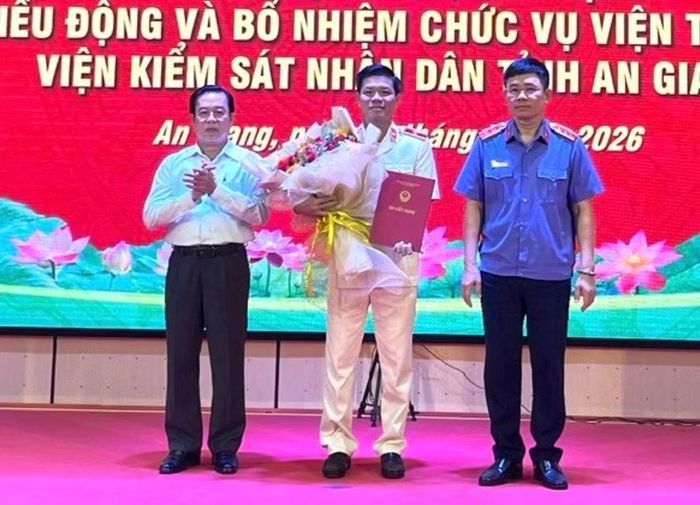 Ông Nguyễn Đức Thái, Phó Viện trưởng Viện KSND tối cao và ông Phạm Hoàng Nam, Trưởng Ban Tổ chức Tỉnh ủy An Giang trao quyết định cho ông Kiều Hoài Phong.