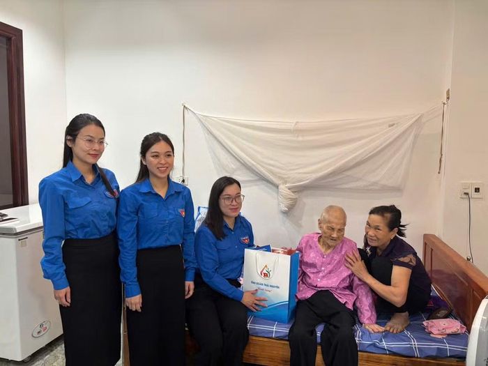 Đoàn công tác của Tỉnh Đoàn Thái Nguyên thăm, tặng quà Mẹ VNAH Nguyễn Thị Cộng