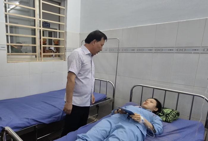 Chủ tịch UBND TP Đồng Nai Nguyễn Văn Út đến thăm hỏi, trao hỗ trợ cho nạn nhân bị thương trong vụ cháy xe khách.