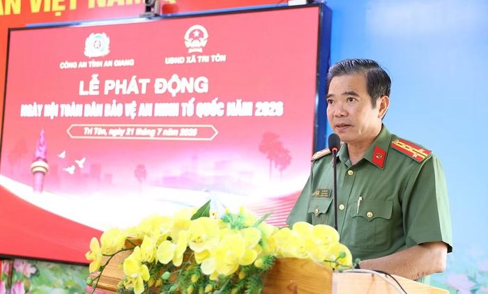 Đại tá Lê Văn Quý, Phó Giám đốc Công an tỉnh phát biểu tại chương trình.