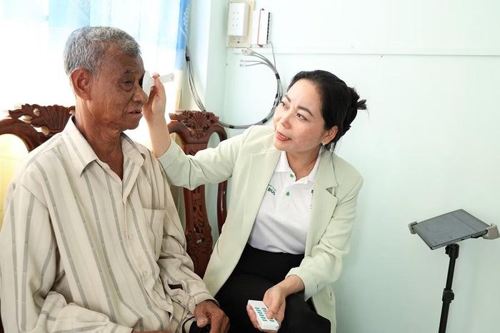 Khám mắt, cấp thuốc miễn phí và hỗ trợ mổ đục thủy tinh thể cho người dân. Ảnh: A. Tầm