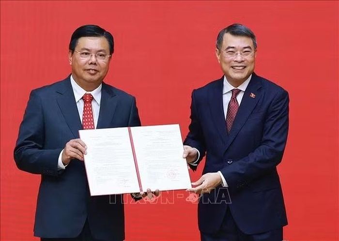 Thủ tướng Lê Minh Hưng trao Quyết định cho ông Nguyễn Tiến Hải. (Ảnh: TTXVN)