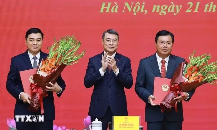 Thủ tướng Lê Minh Hưng trao Quyết định về việc điều động ông Nguyễn Tiến Hải, Bí thư Tỉnh ủy An Giang về công tác tại Bộ Nội vụ, giao Quyền Bộ trưởng Bộ Nội vụ và ông Nguyễn Hoài Anh, Chủ tịch UBND tỉnh Thanh Hóa giữ chức Thứ trưởng Thường trực Bộ Dân tộc và Tôn giáo. (Ảnh: Dương Giang/TTXVN)