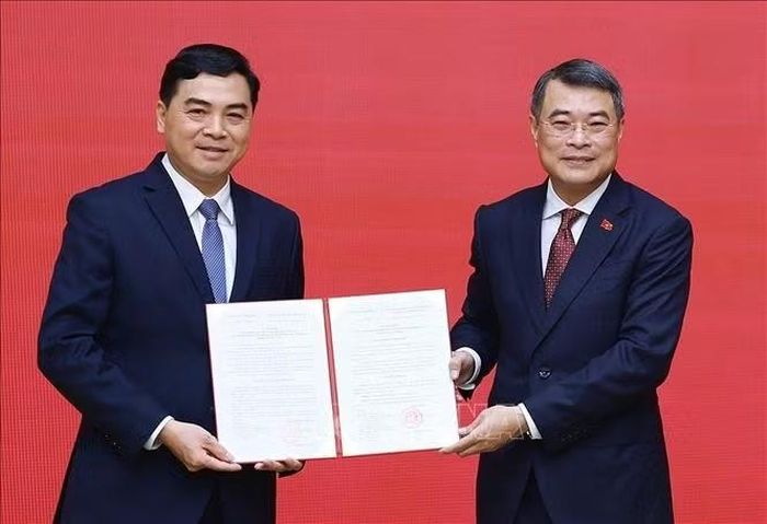 Thủ tướng Lê Minh Hưng trao Quyết định cho ông Nguyễn Hoài Anh. (Ảnh: TTXVN)