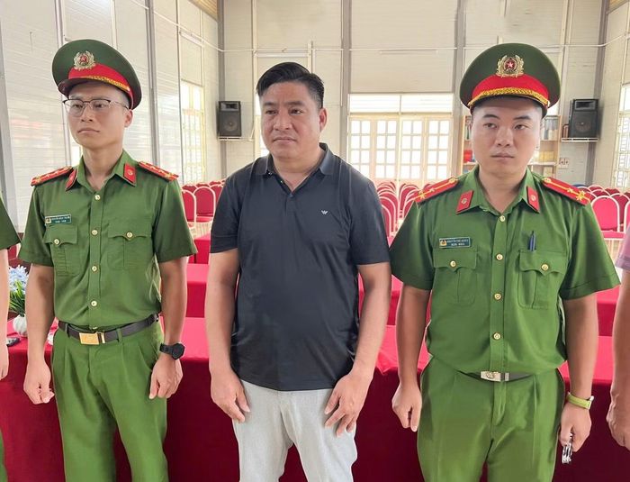 Công an tỉnh Sơn La khởi tố, bắt tạm giam Bùi Văn Hưng (đứng giữa).