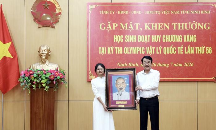 Thừa ủy quyền của Phó Thủ tướng Thường trực Chính phủ Phạm Gia Túc, Chủ tịch UBND tỉnh Nguyễn Thanh Bình đã trao tặng em Nguyễn Thị Bích Ngọc bức chân dung Chủ tịch Hồ Chí Minh cùng phần quà của Phó Thủ tướng..