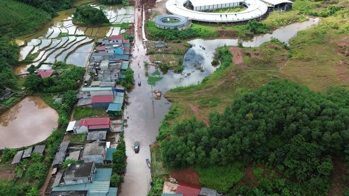 "Ốc đảo" trên Quốc lộ 279, đoạn qua thôn Nậm Khẳm nhìn từ trên cao.